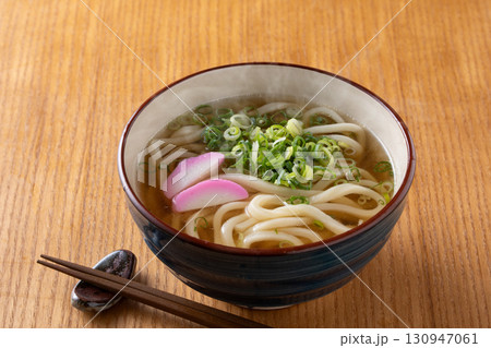 掛けうどんを食べる 130947061