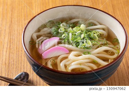 掛けうどんを食べる 掛けうどんを食べる 130947062