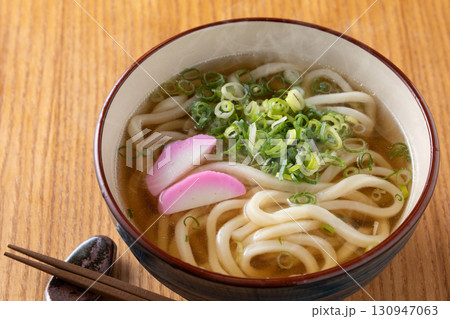 掛けうどんを食べる 掛けうどんを食べる 130947063