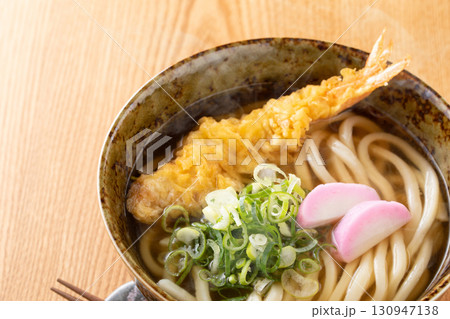 天ぷらうどんを食べる 天ぷらうどんを食べる 130947138