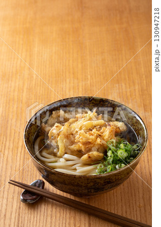かき揚げうどんを食べる かき揚げうどんを食べる 130947218