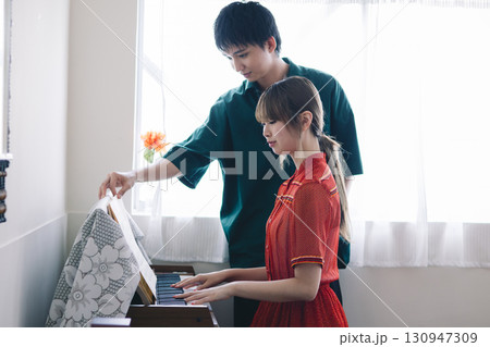 ピアノを弾く女性 ピアノを弾く女性 130947309