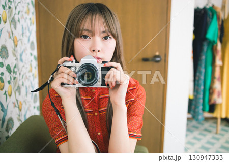 写真を撮る女性 写真を撮る女性 130947333