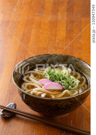 掛けうどんを食べる 掛けうどんを食べる 130947349