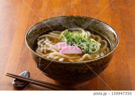 掛けうどんを食べる 130947350