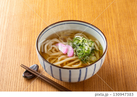 掛けうどんを食べる 130947383