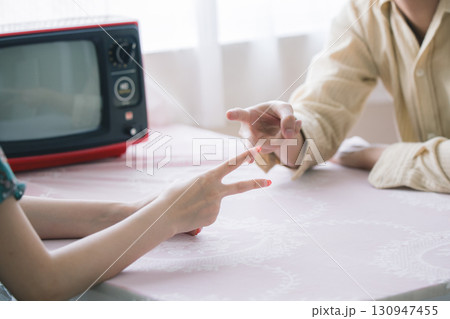 ジャンケンをする男女 130947455