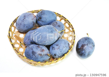 籠に盛られたプルーン 130947596