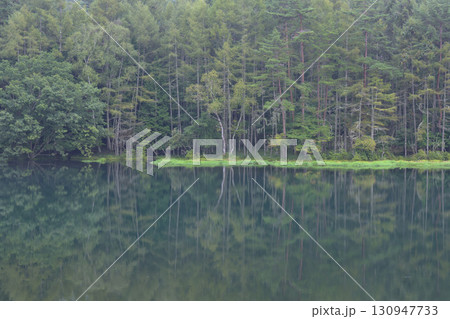 緑の神秘的な御射鹿池 130947733