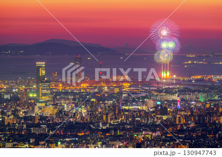 大阪の夕暮れの夜景と打ち上げ花火のアップ 大阪の夕暮れの夜景と打ち上げ花火のアップ 130947743