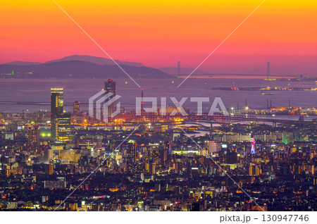大阪の夕暮れの夜景 130947746