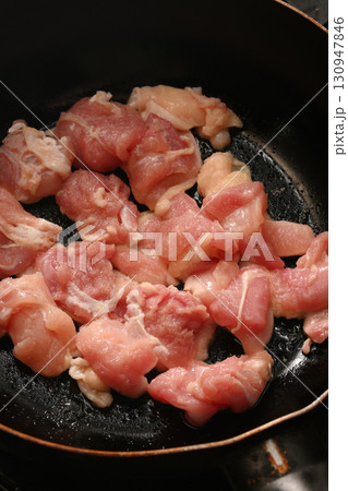 フライパンで焼くジューシーな鶏もも肉 130947846