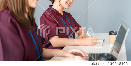 医療のカンファレンス,勉強会,セミナー,研修,講習会を受ける医療従事者の女性 医療のカンファレンス,勉強会,セミナー,研修,講習会を受ける医療従事者の女性 130948103