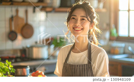キッチンに立つ女性 130948109
