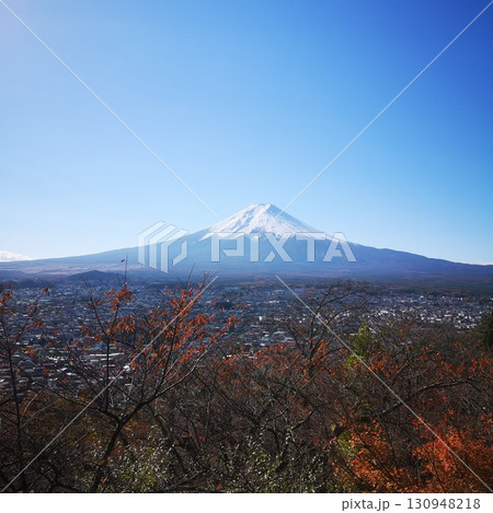 新倉山 登山 秋 紅葉 新倉山 登山 秋 紅葉 130948218