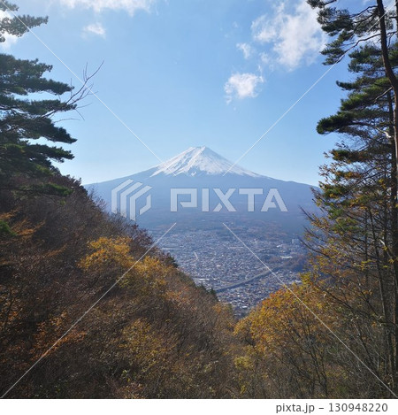 新倉山 登山 秋 紅葉 新倉山 登山 秋 紅葉 130948220