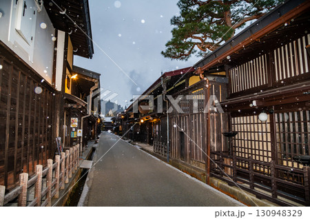 飛騨高山　雪の降る古い町並 130948329