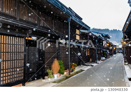 飛騨高山　雪の降る古い町並 130948330
