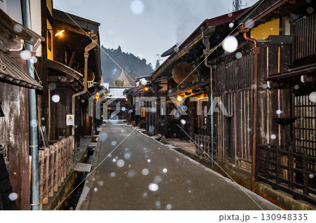 飛騨高山　雪の降る古い町並 130948335