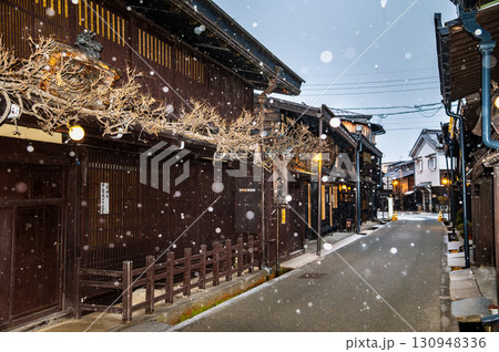 飛騨高山　雪の降る古い町並 130948336