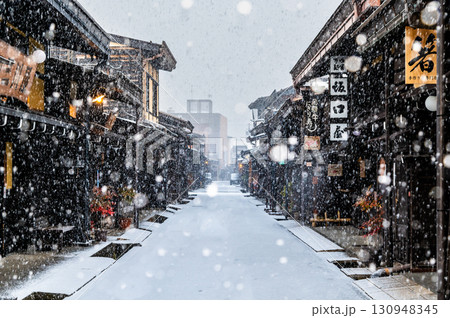 飛騨高山　雪の降る古い町並 130948345
