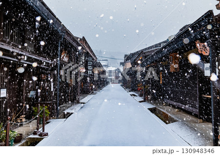 飛騨高山　雪の降る古い町並 130948346