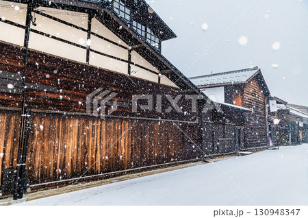 飛騨高山　雪の降る古い町並 130948347