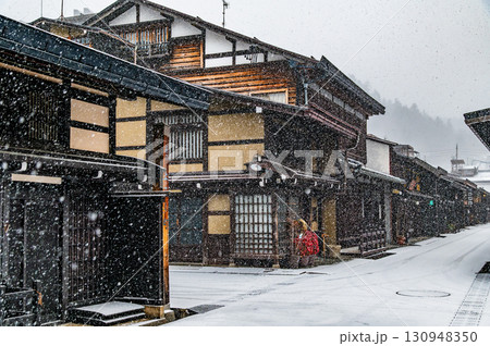 飛騨高山 雪の降る古い町並 飛騨高山 雪の降る古い町並 130948350