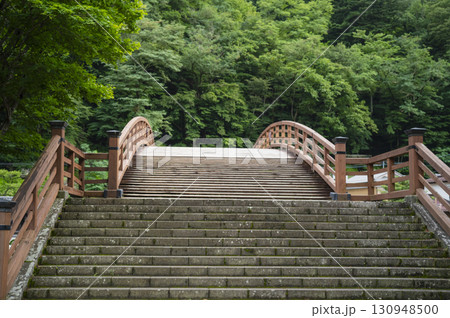 新緑に映える大橋 130948500