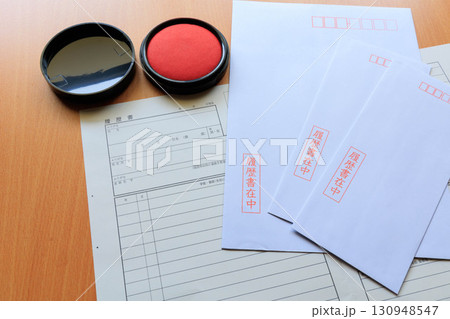 就職、転職活動の履歴書と印鑑 130948547