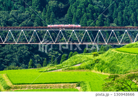旧高千穂鉄道トロッコ列車と棚田の風景【宮崎県西臼杵郡高千穂町】 旧高千穂鉄道トロッコ列車と棚田の風景【宮崎県西臼杵郡高千穂町】 130948666