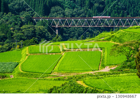 旧高千穂鉄道トロッコ列車と棚田の風景【宮崎県西臼杵郡高千穂町】 旧高千穂鉄道トロッコ列車と棚田の風景【宮崎県西臼杵郡高千穂町】 130948667