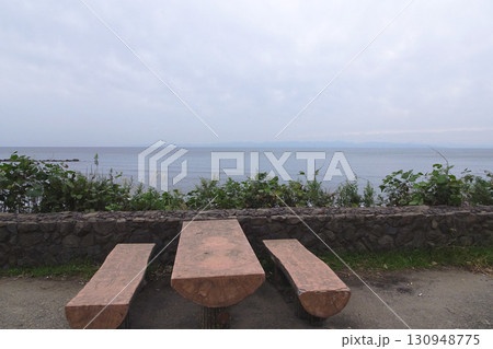 日本海と佐渡島を背景にしたテーブルとベンチ【越後七浦シーサイドライン】新潟県新潟市 日本海と佐渡島を背景にしたテーブルとベンチ【越後七浦シーサイドライン】新潟県新潟市 130948775