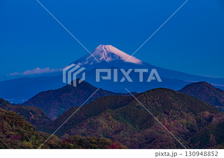 【静岡県】伊豆の国・葛城山から富士山　夜明け 130948852