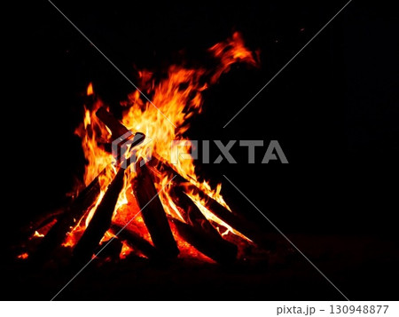 燃え盛る炎 130948877