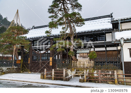 飛騨高山 雪の降る古い町並 高山市政記念館 飛騨高山 雪の降る古い町並 高山市政記念館 130948976