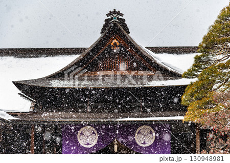 飛騨高山　雪の降る古い町並　高山陣屋 130948981