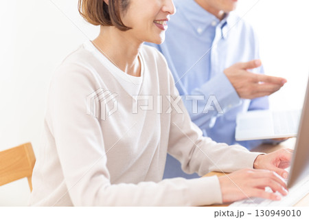 オフィスで働くカジュアルの男女 130949010