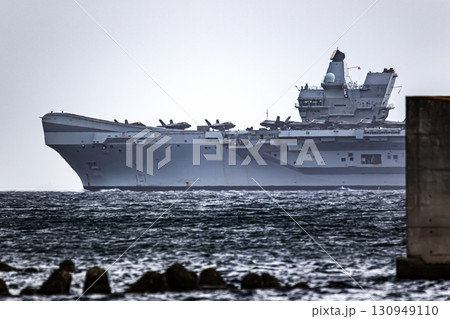 来日して東京湾浦賀水道を航行するイギリス（英国）海軍航空母艦プリンス・オブ・ウエールズ 130949110