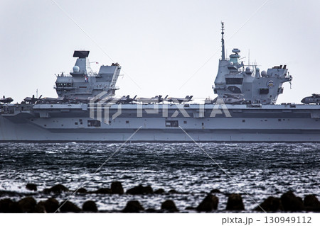 来日して東京湾浦賀水道を航行するイギリス（英国）海軍航空母艦プリンス・オブ・ウエールズ 130949112