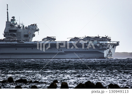 来日して東京湾浦賀水道を航行するイギリス（英国）海軍航空母艦プリンス・オブ・ウエールズ 130949113