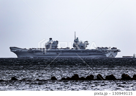 来日して東京湾浦賀水道を航行するイギリス（英国）海軍航空母艦プリンス・オブ・ウエールズ 130949115