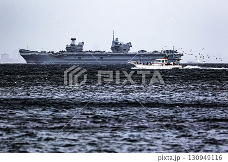 来日して東京湾浦賀水道を航行するイギリス(英国)海軍航空母艦プリンス・オブ・ウエールズ 来日して東京湾浦賀水道を航行するイギリス(英国)海軍航空母艦プリンス・オブ・ウエールズ 130949116