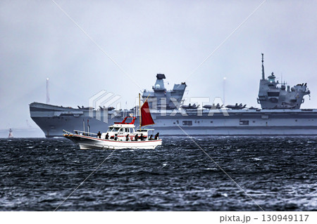 来日して東京湾浦賀水道を航行するイギリス（英国）海軍航空母艦プリンス・オブ・ウエールズ 130949117