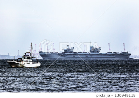 来日して東京湾浦賀水道を航行するイギリス（英国）海軍航空母艦プリンス・オブ・ウエールズ 130949119