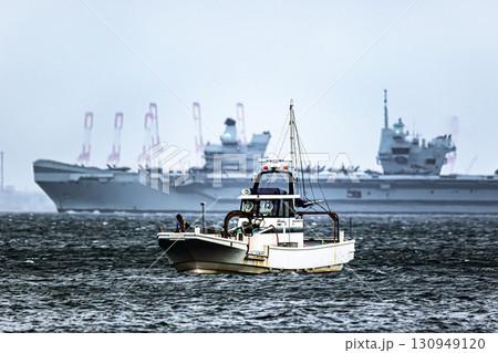 来日して東京湾浦賀水道を航行するイギリス（英国）海軍航空母艦プリンス・オブ・ウエールズ 130949120