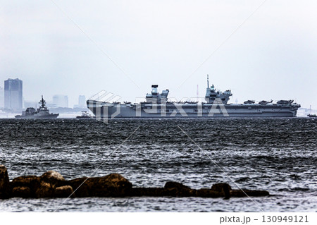 来日して東京湾浦賀水道を航行するイギリス(英国)海軍航空母艦プリンス・オブ・ウエールズ 来日して東京湾浦賀水道を航行するイギリス(英国)海軍航空母艦プリンス・オブ・ウエールズ 130949121
