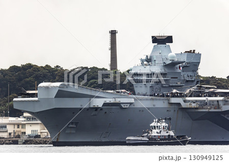 来日して東京湾浦賀水道を航行するイギリス（英国）海軍航空母艦プリンス・オブ・ウエールズ 130949125