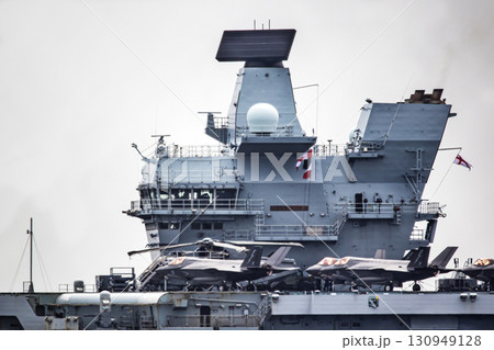 来日して東京湾浦賀水道を航行するイギリス（英国）海軍航空母艦プリンス・オブ・ウエールズ 130949128