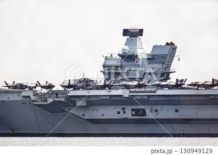 来日して東京湾浦賀水道を航行するイギリス（英国）海軍航空母艦プリンス・オブ・ウエールズ 130949129